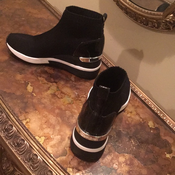 Brand Michael Kors- Size 6 - Purchased from Macy’s - Picture 1 of 1